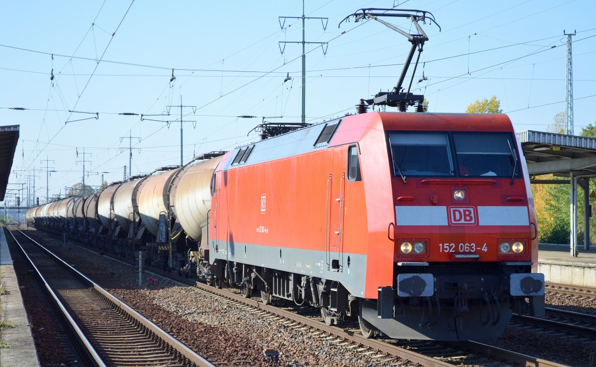 152 063-4 mit einem Ganzzug Knickkesselwagen (Kreideschlamm) am 12.10.15 Bhf. Flughafen Berlin-Schönefeld.