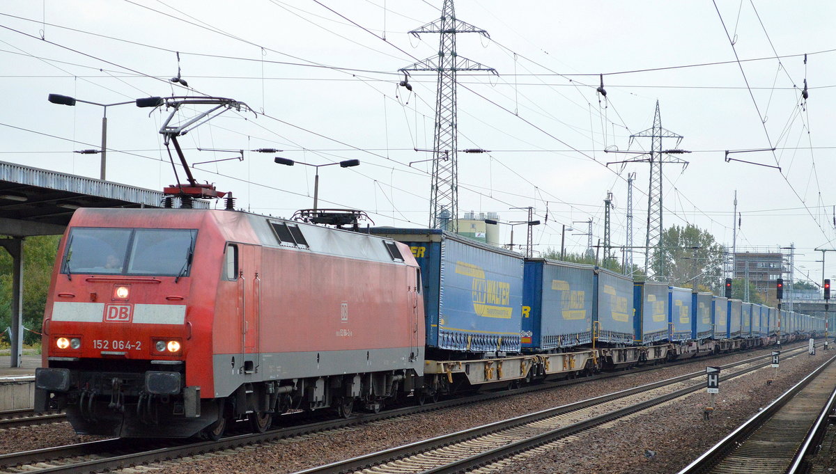 152 064-2 mit KLV-ZUg (LKW WALTER Trailer) am 25.09.17 Bf. Flughafen Berlin-Schönefeld.