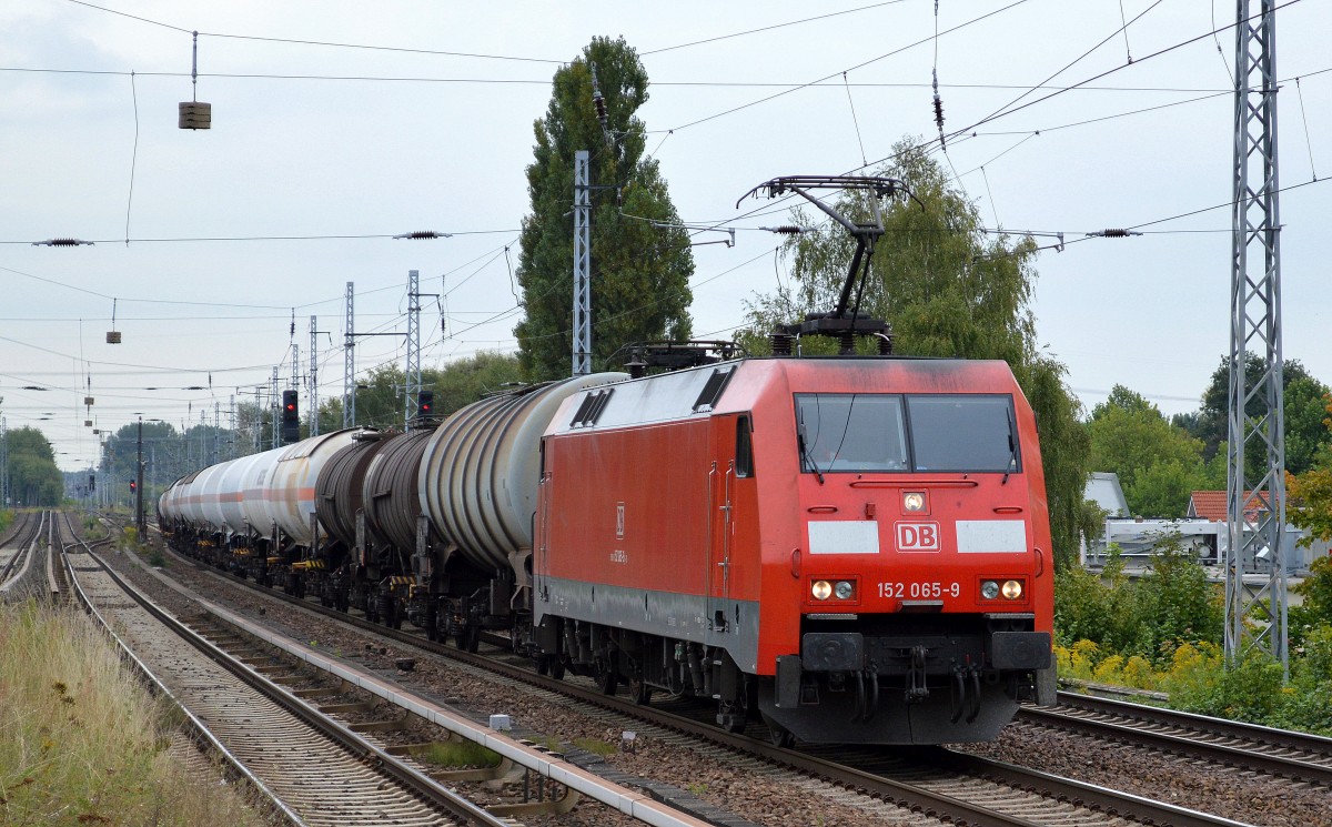 152 065-9 mit Keeselwagenzug am 29.08.14 Berlin-Karow.