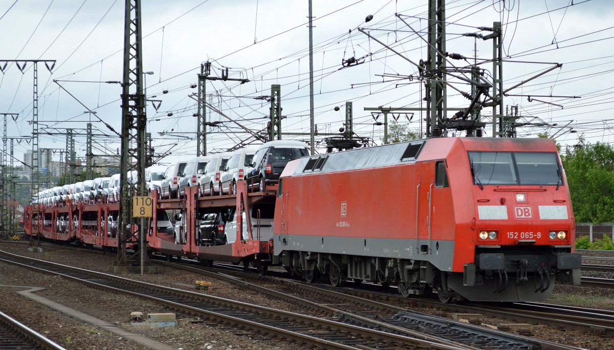 152 065-9 mit PKW-Transportzug am 10.05.14 Durchfahrt Bhf. Fulda.