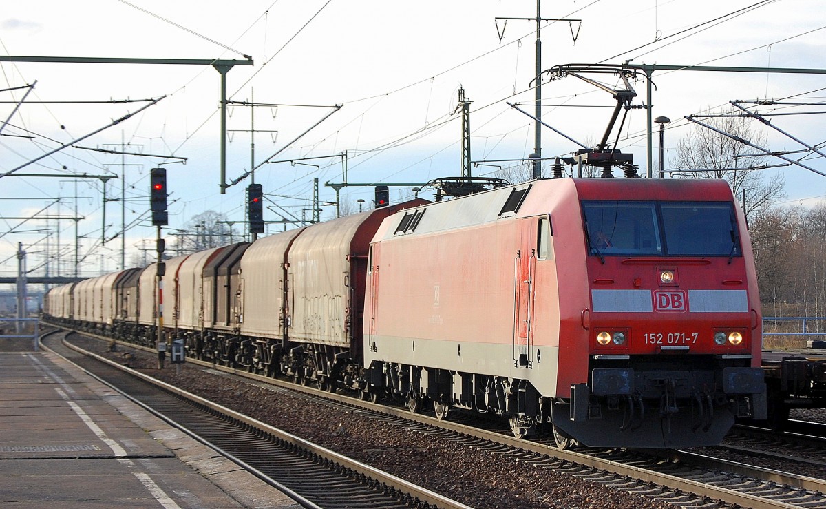 152 071-7 mit Stahlcoil-Güterzug am 17.12.13 Durchfahrt Bhf. Flughafen Berlin-Schönefeld.