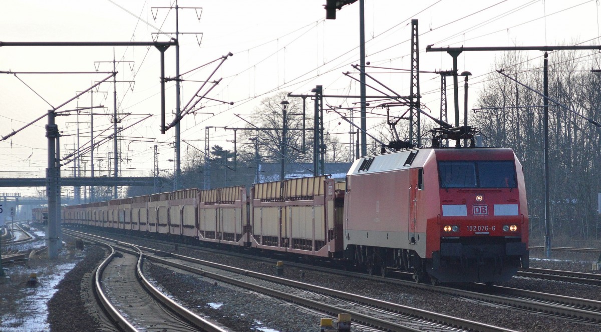 152 076-6 mit einem wirklich langen Leerzug französischer PKW-Transportwagen (STVA)am 06.02.15 Durchfahrt Bhf. Flughafen Berlin-Schönefeld.
