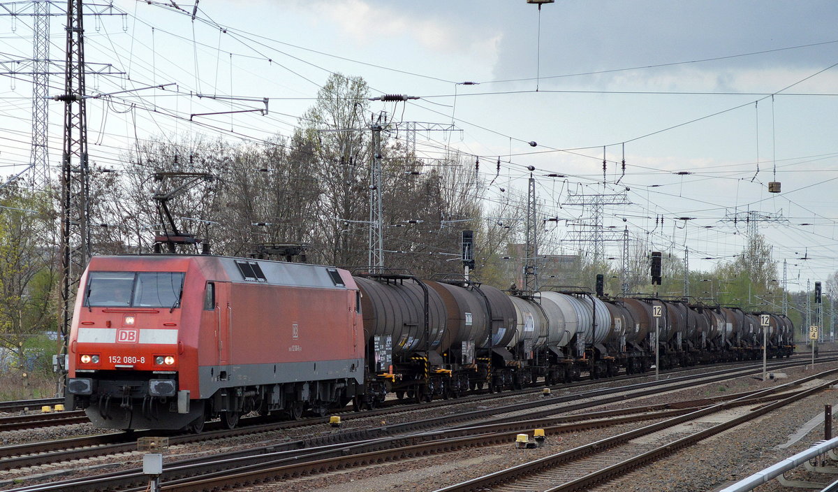 152 080-8 mit einem Kesselwagenzug (geschmolzenes Schwefel) am 05.04.17 Berlin-Springpfuhl.