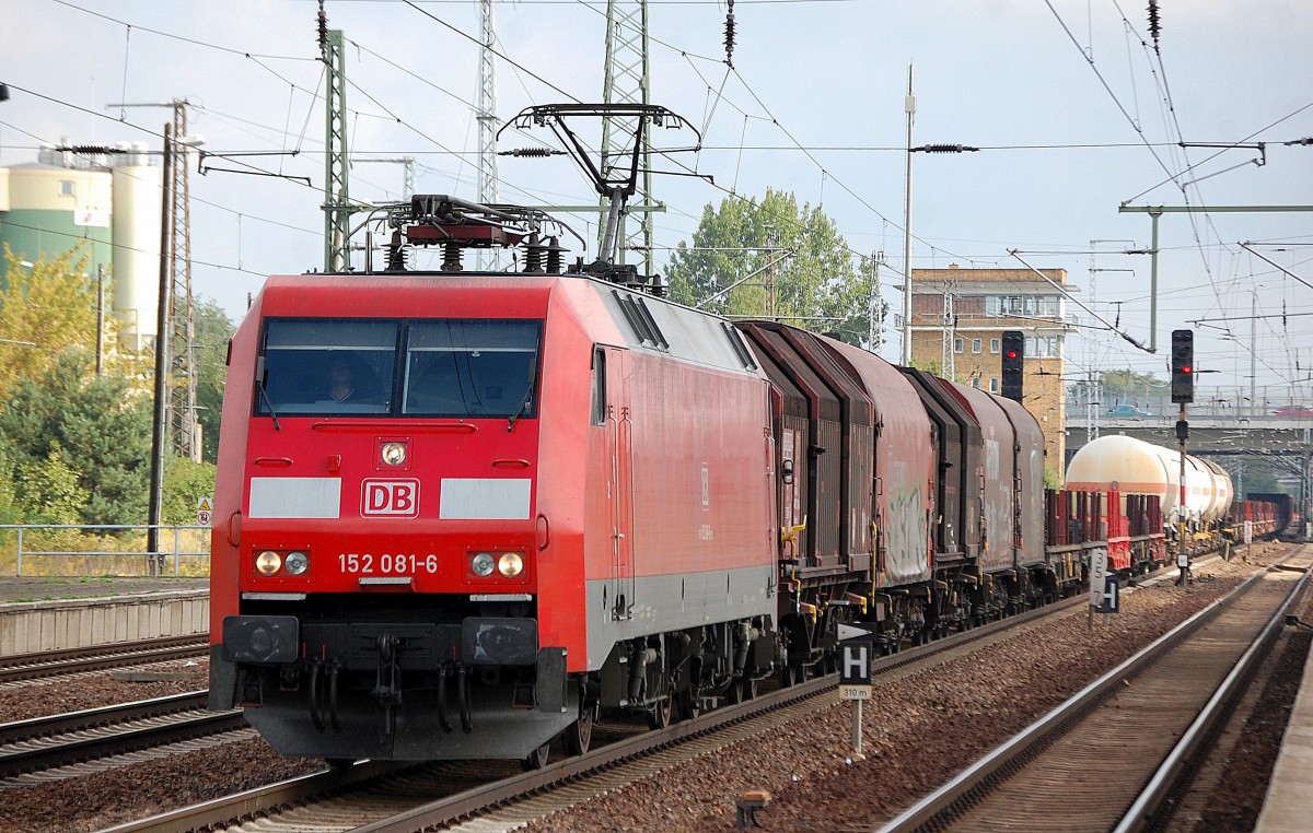 152 081-6 mit einem gemischten G�terzug bei der Durchfahrt Bhf. Flughafen Berlin-Sch�nefeld, 21.09.13