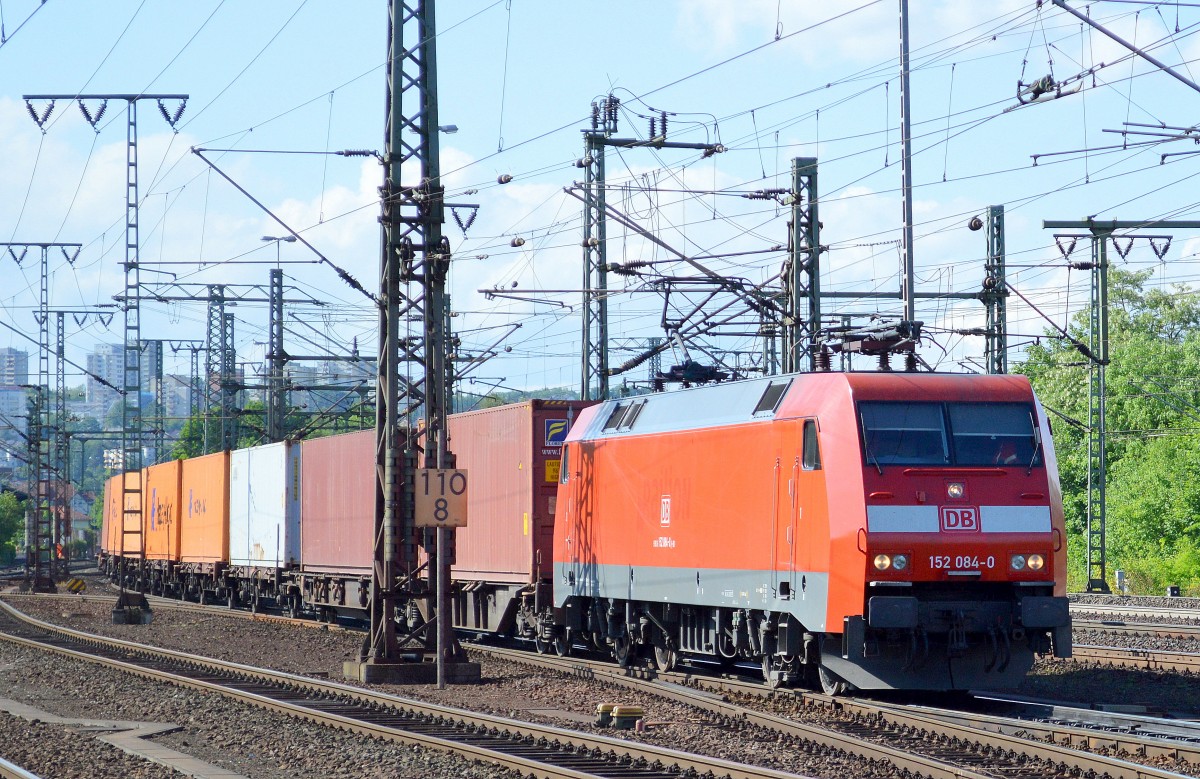 152 084-0 mit Containerzug am 23.05.14 Durchfahrt Bhf. Fulda.