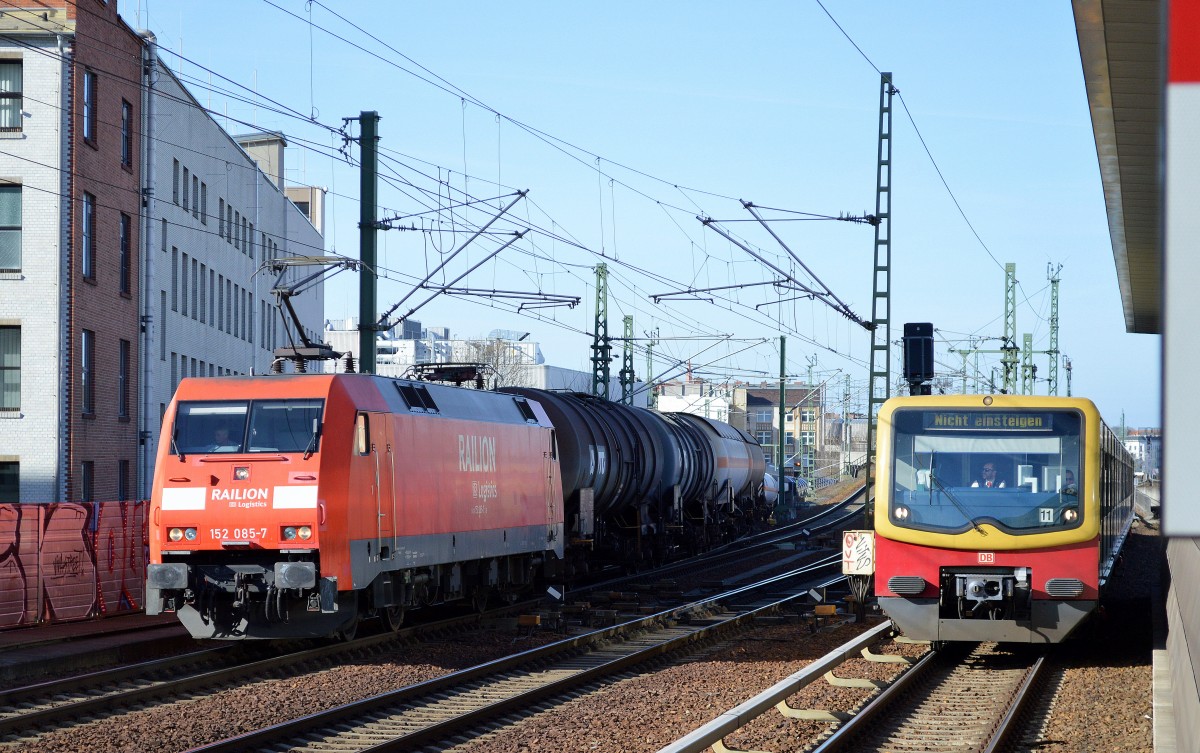 152 085-7 mit Kesselwagenzug kommt gerade die Trassenunterführung in Berlin Wedding hoch als eine S-Bahn den Bhf. Berlin-Wedding durchfährt, 14.04.15