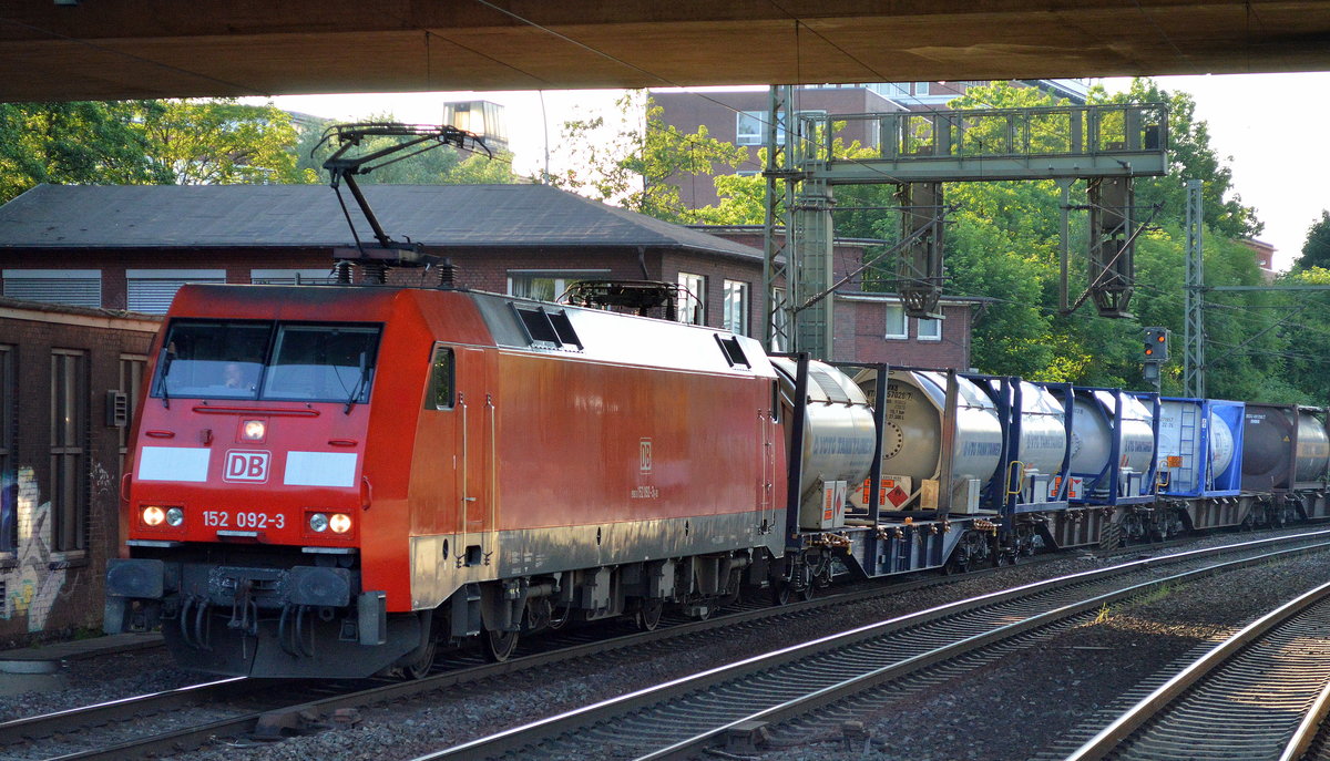 152 092-3 mit Containerzug bei dr Ausfahrt Hamburger hafen am 19.06.17 Bf. Hamburg-Harburg. 
