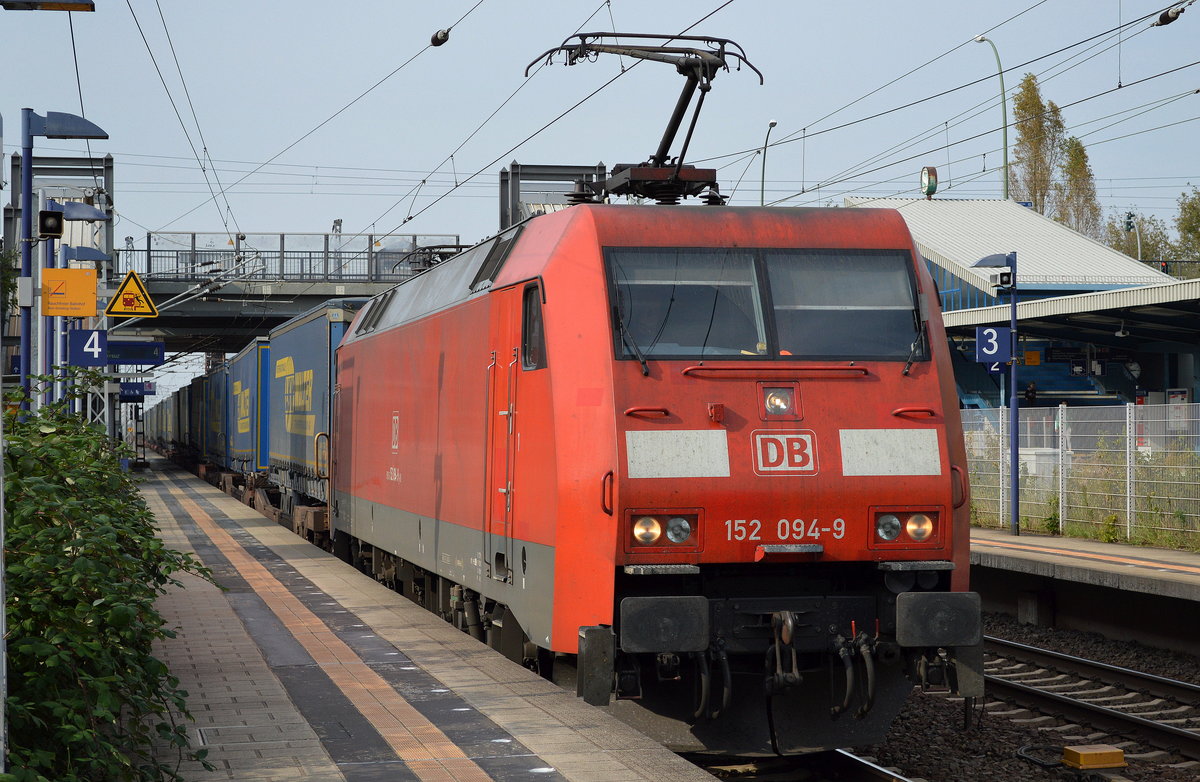 152 094-9 mit KLV-Zug (LKW WALTER Trailer) am 28.09.17 Durchfahrt Bf. Berlin-Hohenschönhausen.