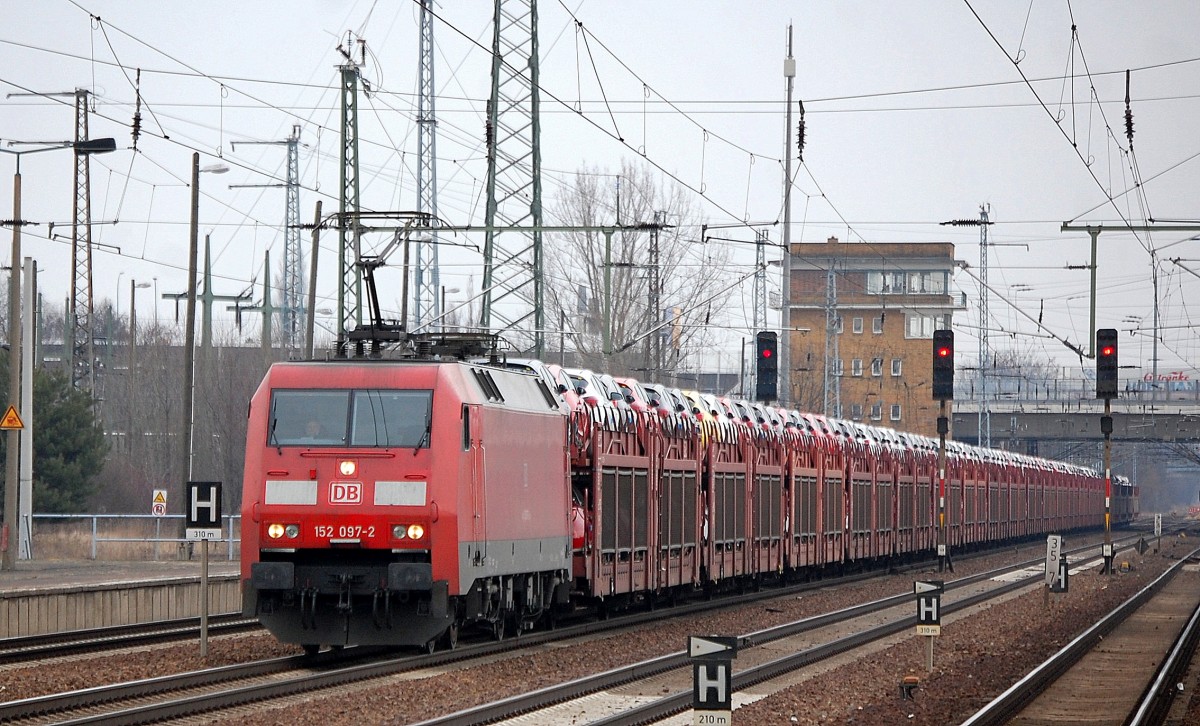 152 097-2 mit PKW-Transportzug mit fabrikneuen Vauxhall Astra bei der Durchfahrt im hf. Flughafen Berlin-Sch�nefeld am 19.02.14