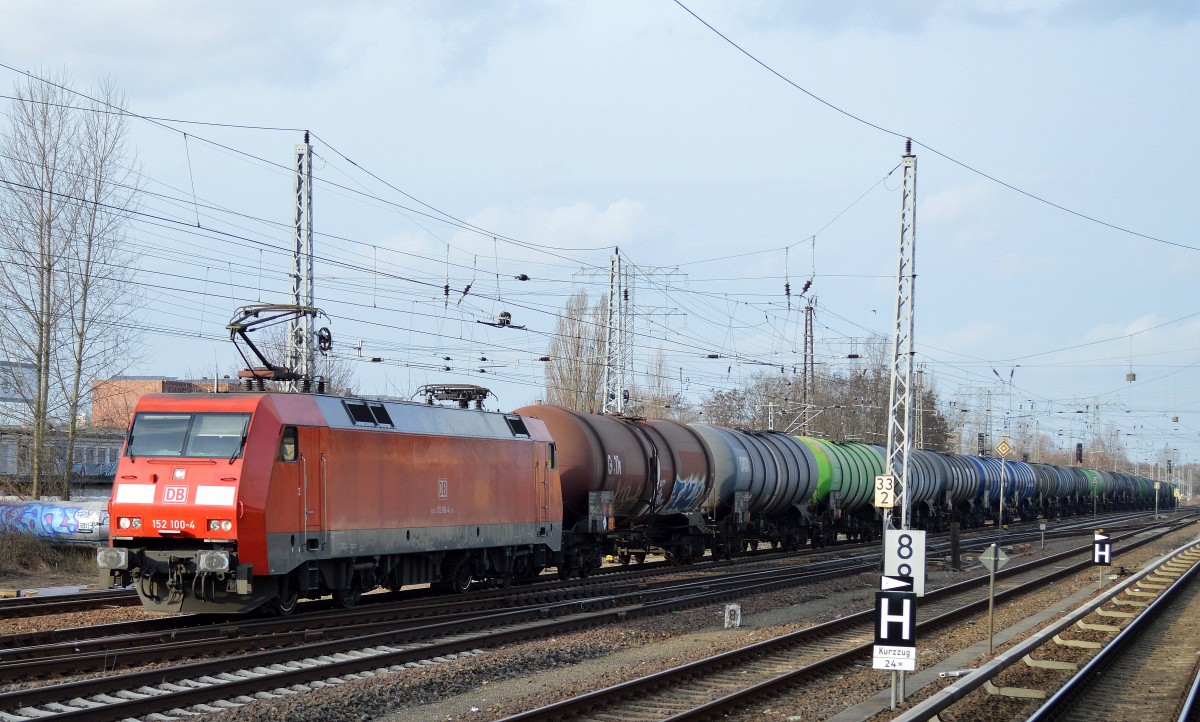 152 100-4 mit Kesselwagenzug (Benzin) am 26.01.16 Berlin-Springpfuhl.