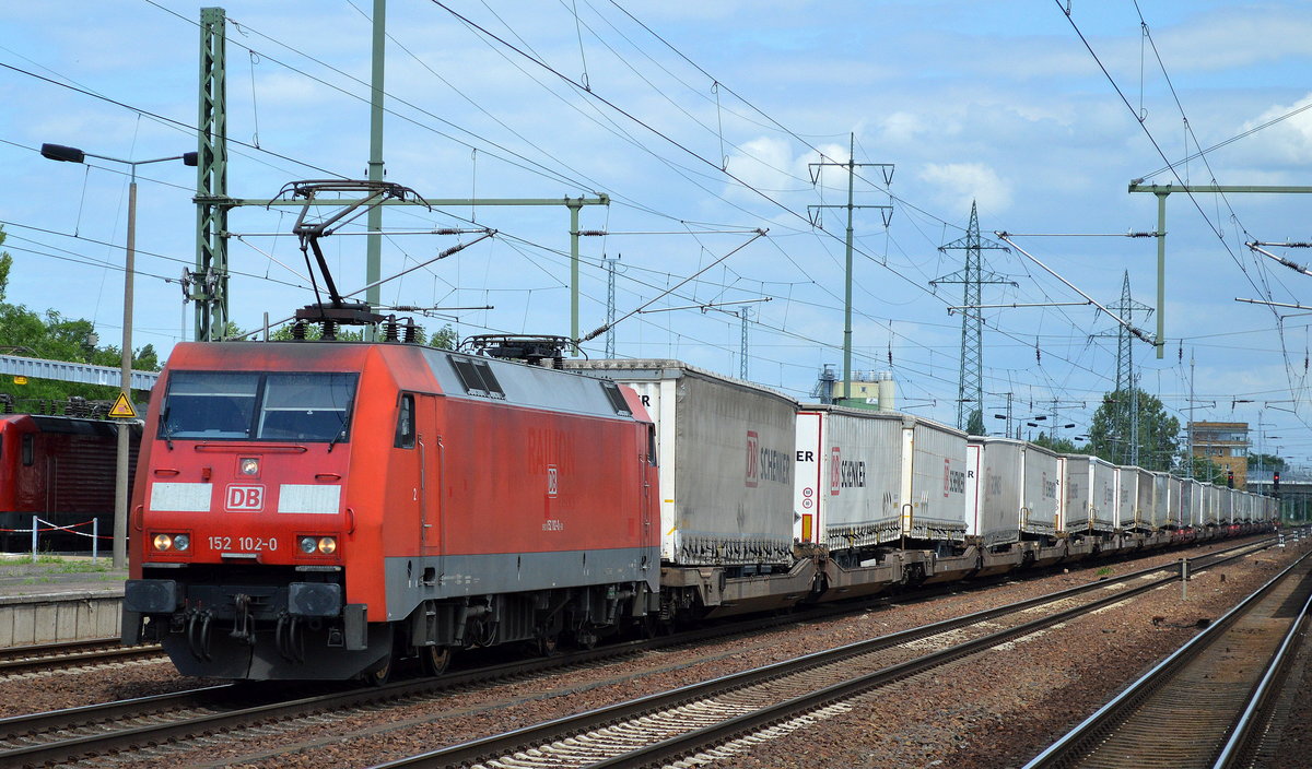 152 102-0 mit KLV-Zug (hauptsächlich DB SCHENKER Trailer) am 12.06.17 BF. Flughafen Berlin-Schönefeld.