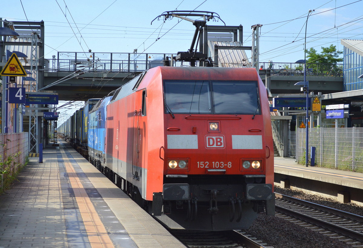 152 103-8 hat eine CD Cargo 383ér Vectron und KLV-Zug (LKW WALTER Trailer) am Haken am 23.07.17 Durchfahrt Bf. Berlin-Hohenschönhausen.