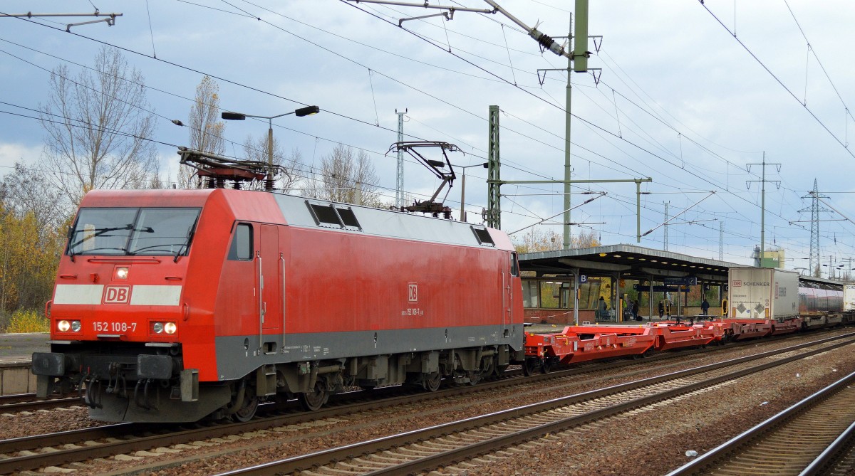 152 108-7 mit einem schwach ausgelastetem KLV-Zug am 09.11.15 Bhf. Flughafen Berlin-Schönefeld.