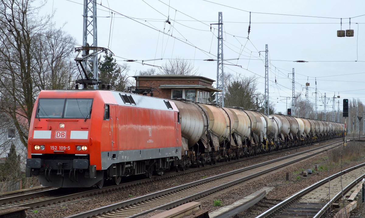 152 109-5 mit Ganzzug Knickkesselwagen am 30.03.15 Berlin-Karow.