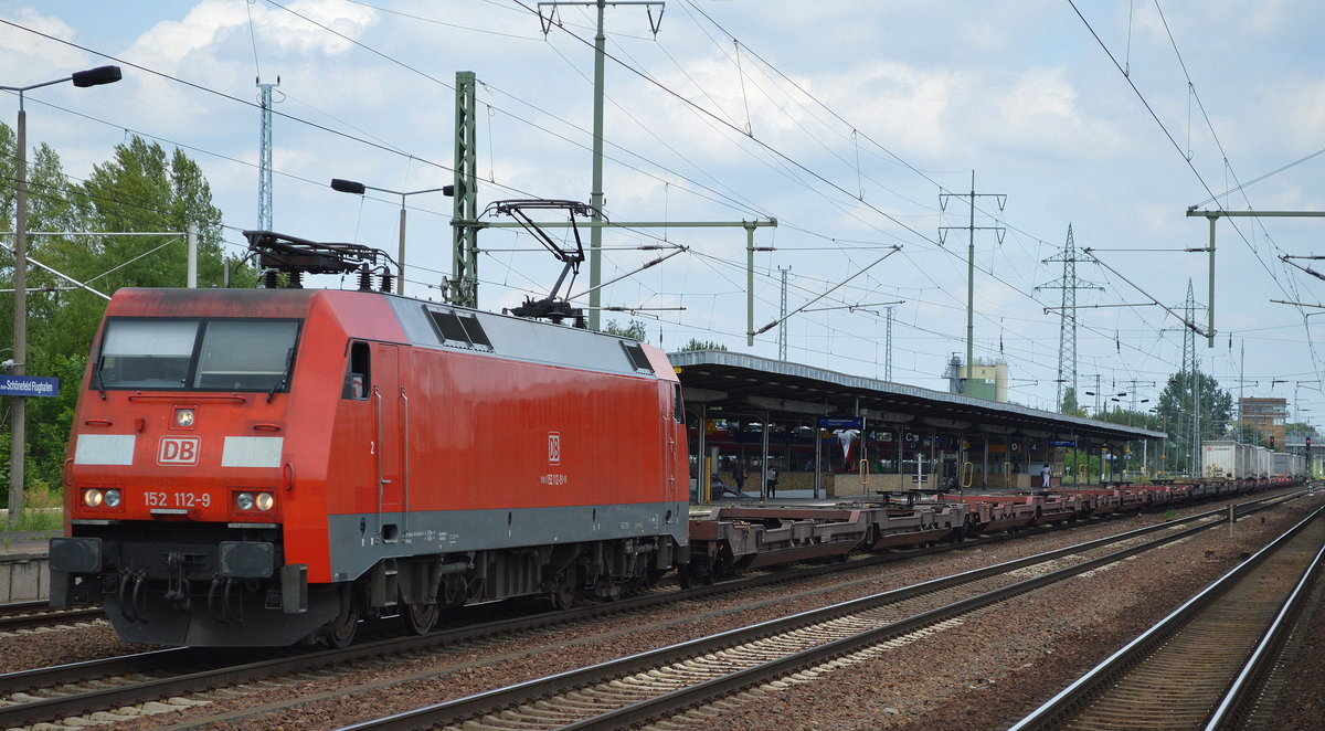152 112-9 mit einem fast leeren Taschenwagenzug für LKW-Trailer am 28.06.17 Bf. Flughafen Berlin-Schönefeld.