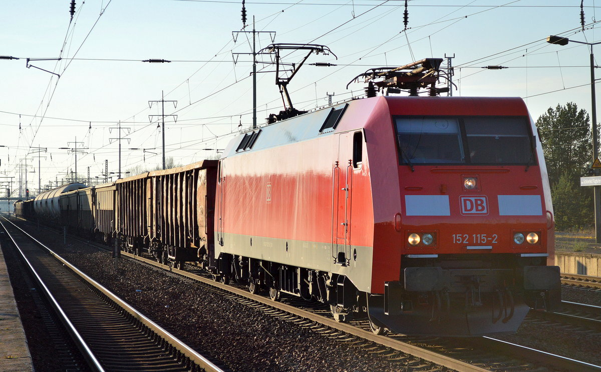 152 115-2 mit einem recht interessanten gemischten Güterzug am 07.12.17 Bf. Flughafen Berlin-Schönefeld.