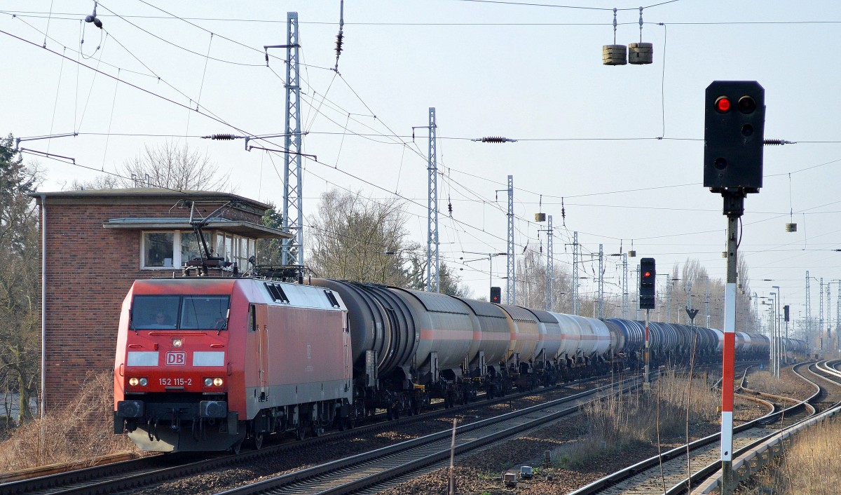 152 115-2 mit Kesselwagenzug am 17.03.15 Berlin-Karow.