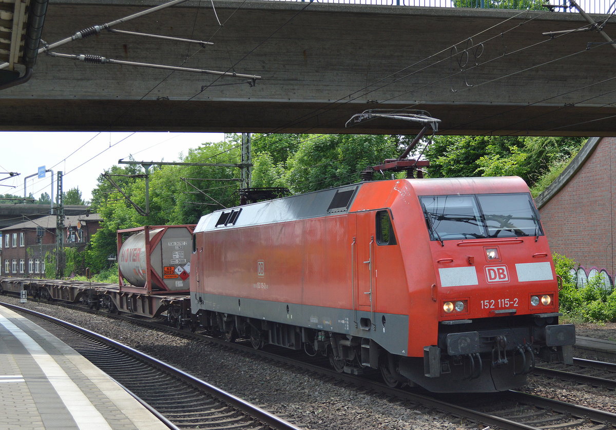 152 115-2  und schwach ausgelasteter Containerzug am 20.06.17 Einfahrt Hambuger Hafen im Bf. Hamburg-Harburg.