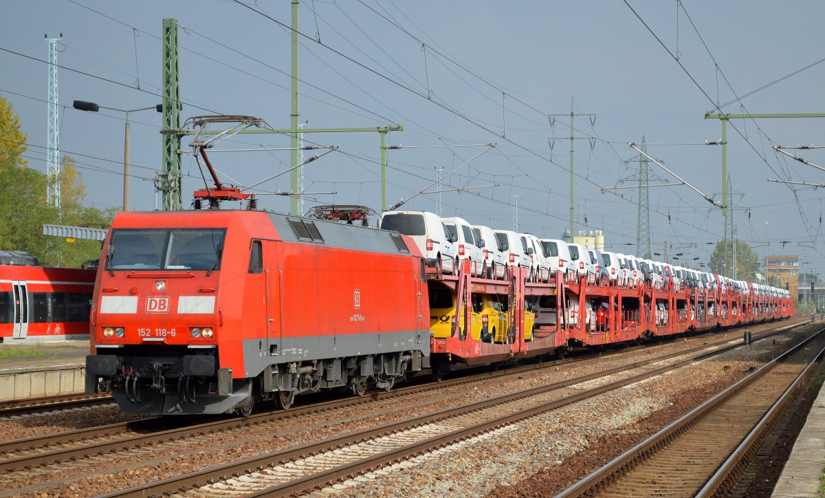 152 118-6 mit PKW-Transportzug mit fabrikneuen VW-Caddy (teilweise für die DHL und DB) am 02.10.14 Bhf. Flughafen Berlin-Schönefeld.
