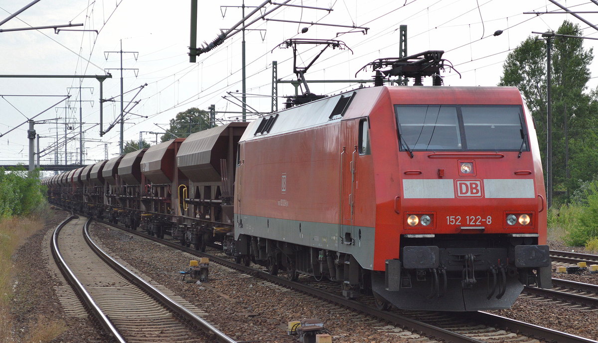 152 122-8 mit Ganzzug Schüttgutwagen am 21.07.16 Durchfahrt Bf. Flughafen Berlin-Schönefeld.
