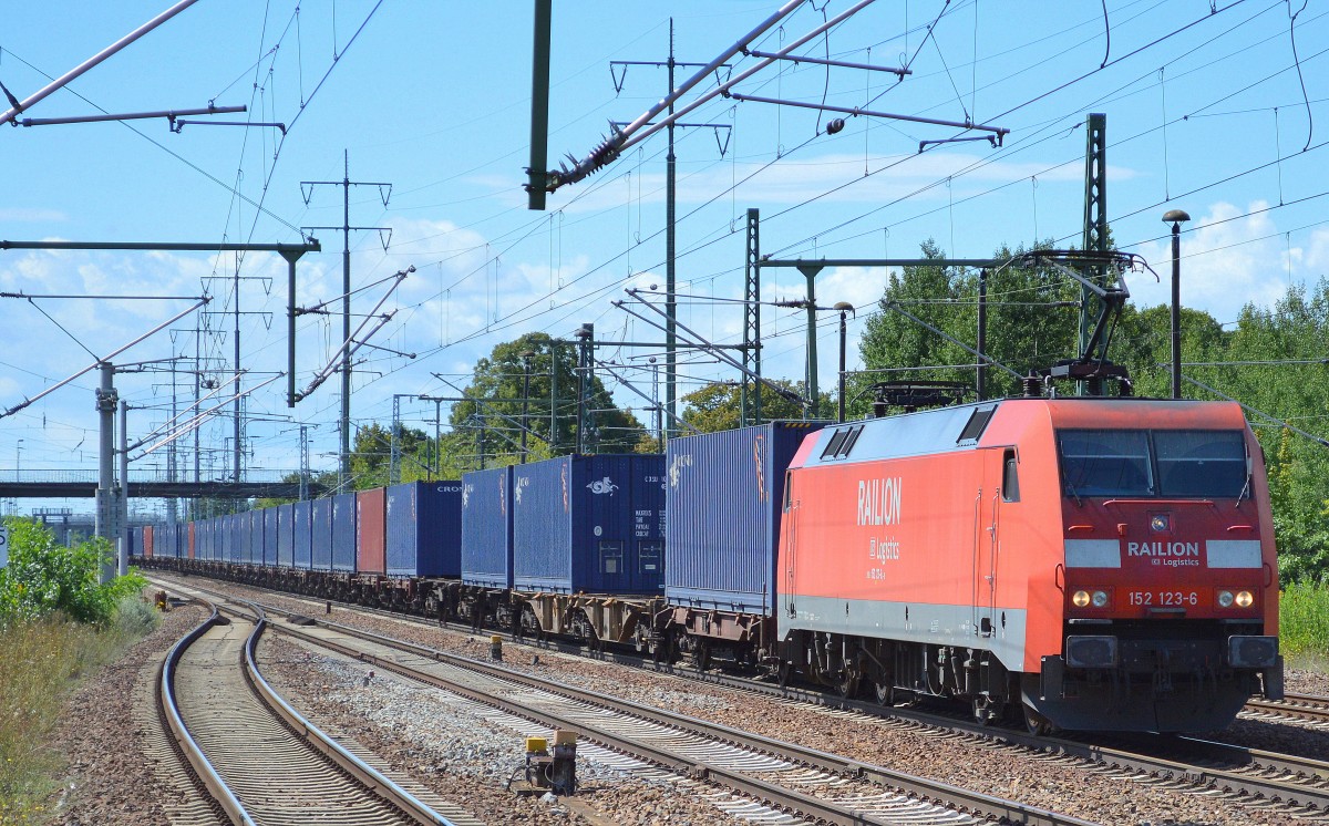 152 123-6 fährt mit einem Containerzug zu einer längeren Pause im Bhf. Flughafen Berlin-Schönefeld ein, 12.08.14