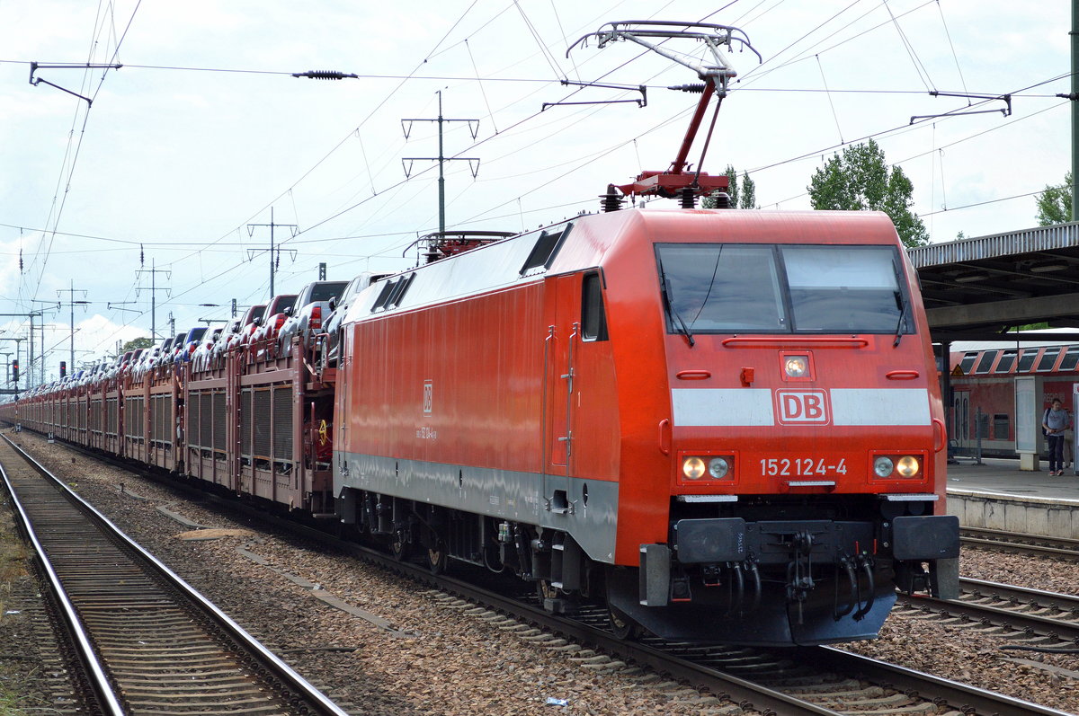 152 124-4 mit einem PKW-Transportzug mit fabrikneuen Toyota Modellen, z.Teil auch Pickup am 13.07.16 Bf. Flughafen Berlin-Schönefeld.