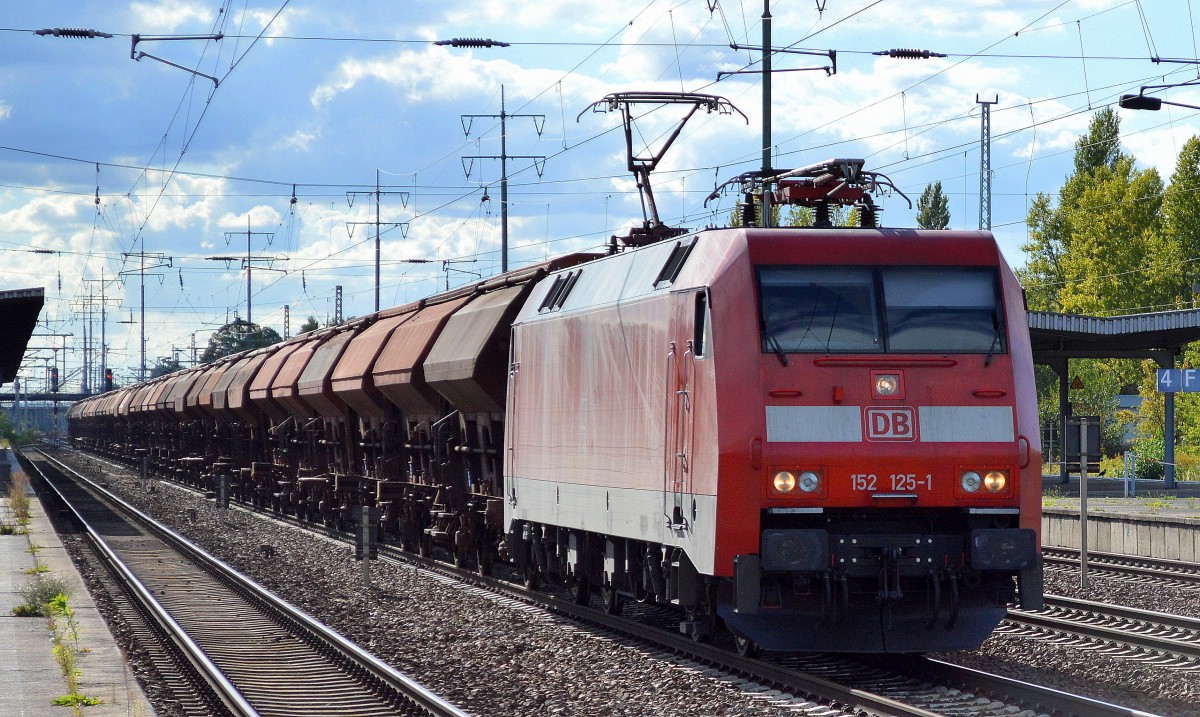 152 125-1 mi einem Ganzzug gedeckter Schüttgutwagen am 27.09.15 Bhf. Flughafen Berlin-Schönefeld.