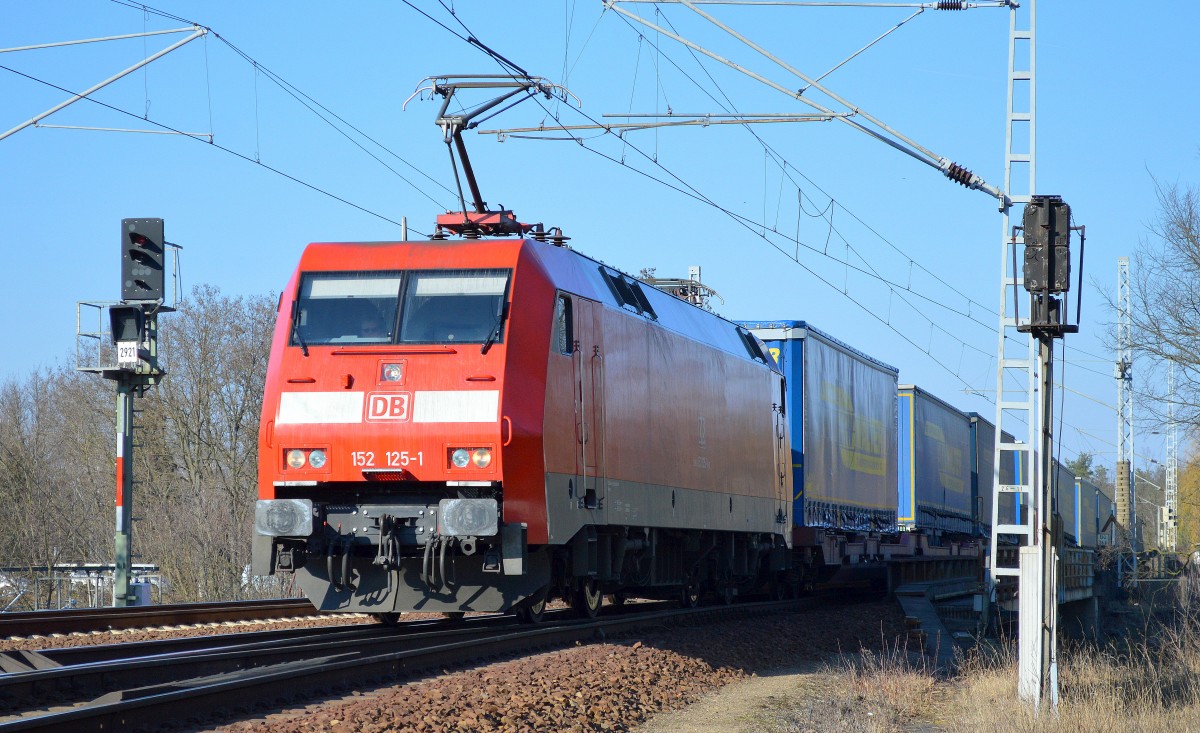 152 125-1 mit KLV-Zug (LKW-WALTER) am 16.03.16 Berlin-Wuhlheide.