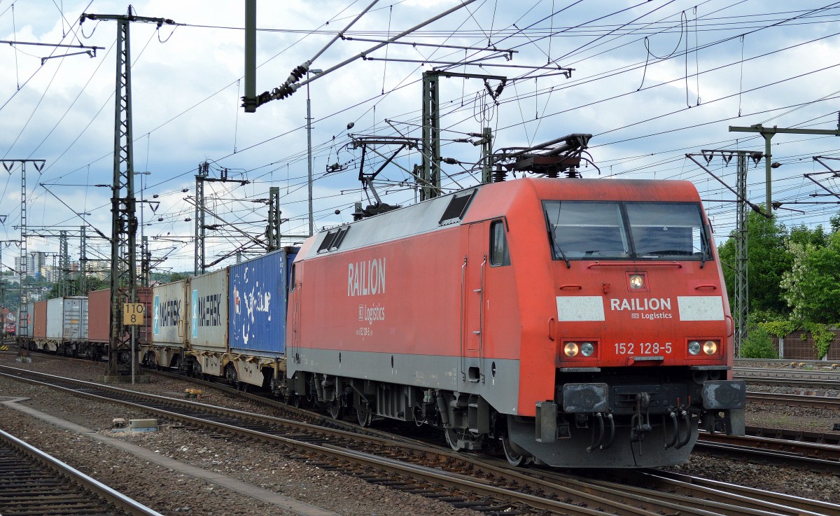 152 128-5 mit Containerzug am 24.05.14 Durchfahrt Bhf. Fulda.