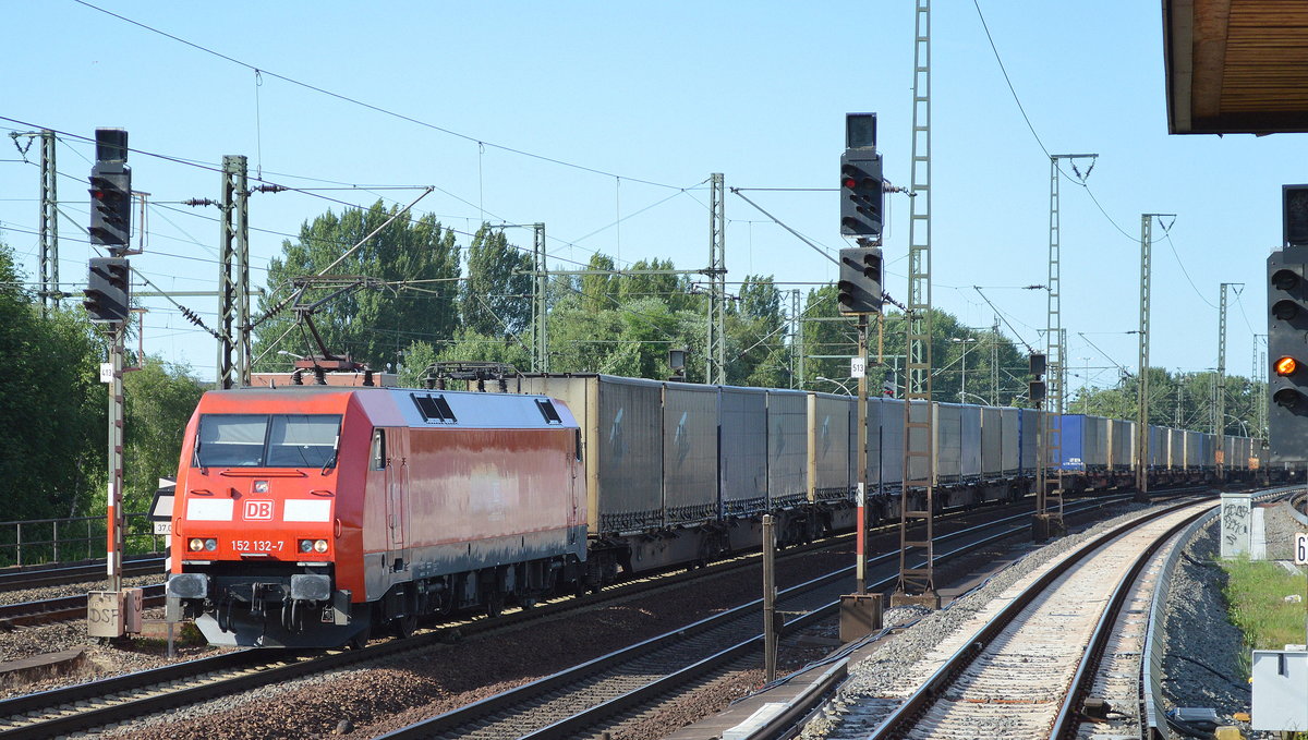 152 132-7 mit Ganzzug LKW-Wechselbrücken am 20.06.17 Hamburg-Veddel. 