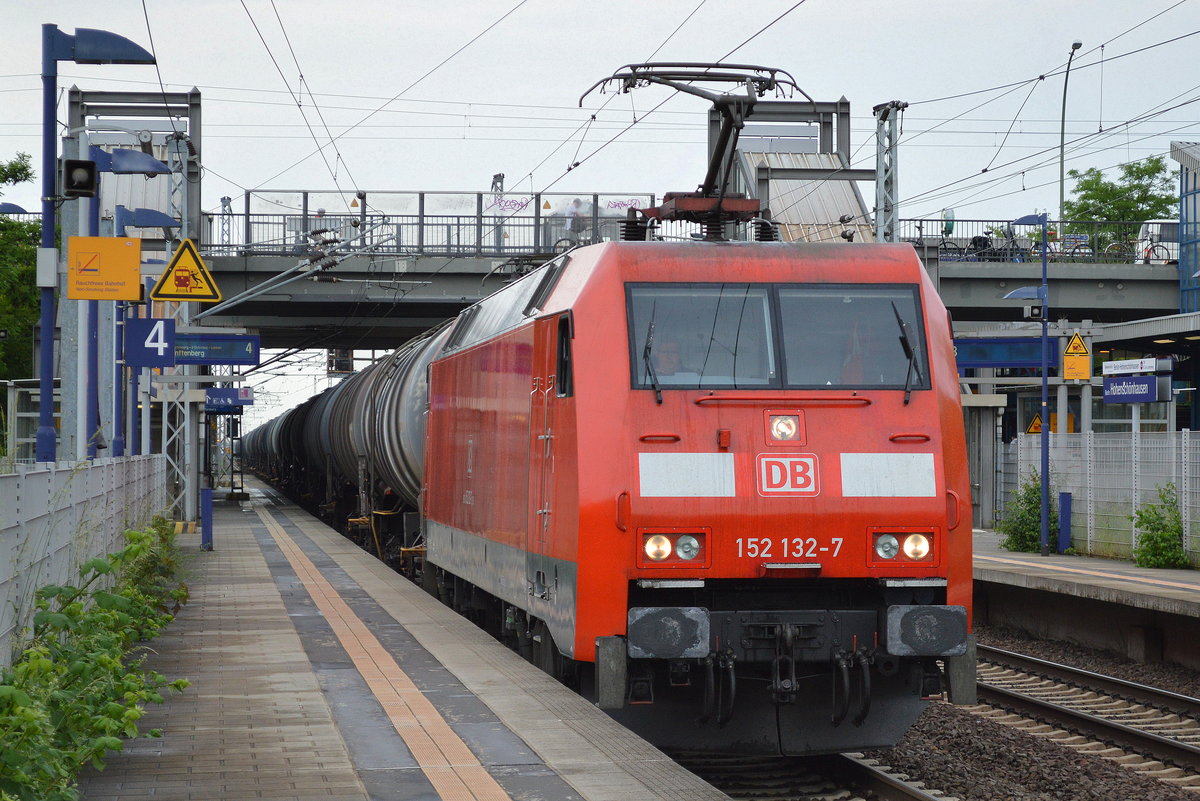 152 132-7 mit Kesselwagenzug bei der Durchfahrt Bf. Berlin-Hohenschönhausen, 30.05.17