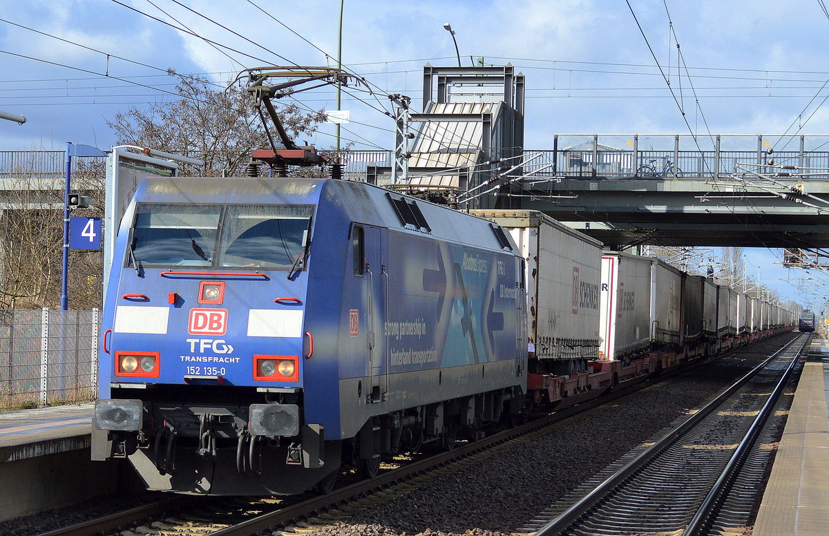 152 135-0 mit KLV-Zug am 10.03.17 Bf. Berlin-Hohenschönhausen.
