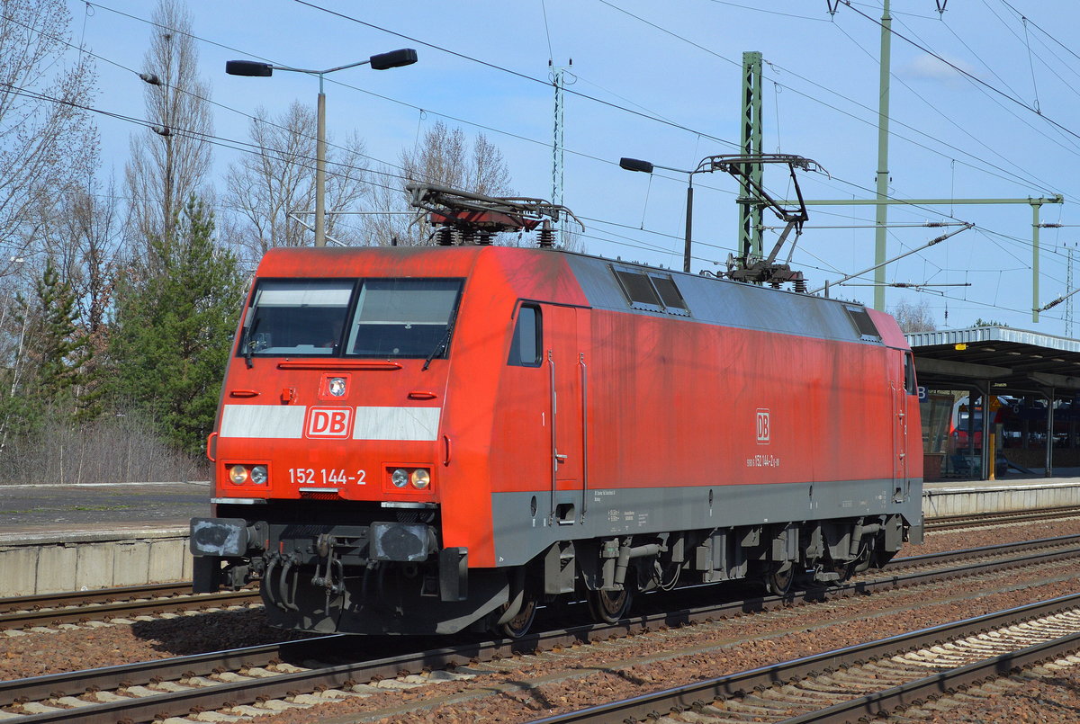 152 144-2 bei der Durchfahrt Bf. Flughafen Berlin-Schönefeld.