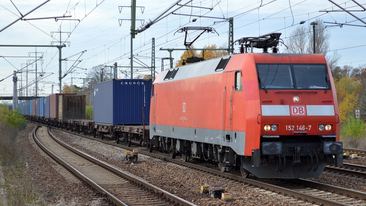 152 146-7 mit Containerzug bei der Durchfahrt Bhf. Flughafen Berlin-Schönefeld.