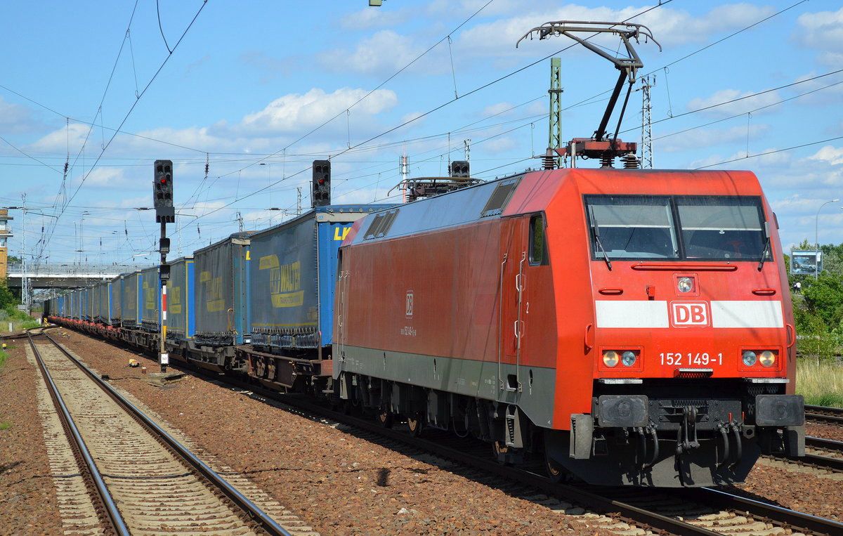 152 149-1 mit KLV-Zug (LKW WALTER Trailer) am 03.07.17 Bf. Flughafen Berlin-Schönefeld.