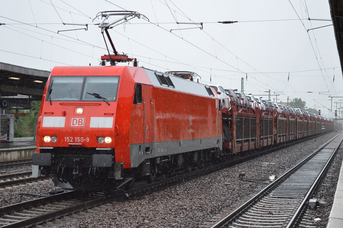 152 150-9 mit einem PKW-Transportzug fabrikneuer TOYOTA und LEXUS Modelle am 27.07.16 bei Dauerregen Bhf. Flughafen Berlin-Sch�nefeld.