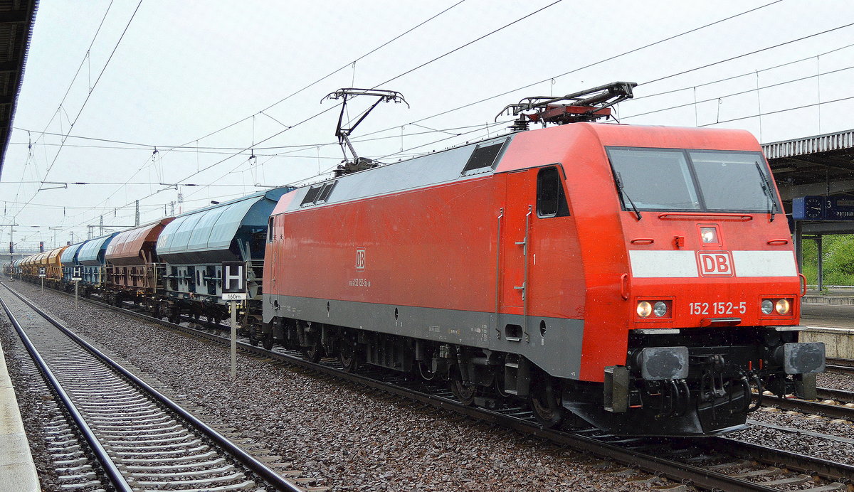 152 152-5 mit einem Langem Ganzzug gedeckter SChüttgutwagen am 16.05.17 Bf. Flughafen Berlin-Schönefeld.