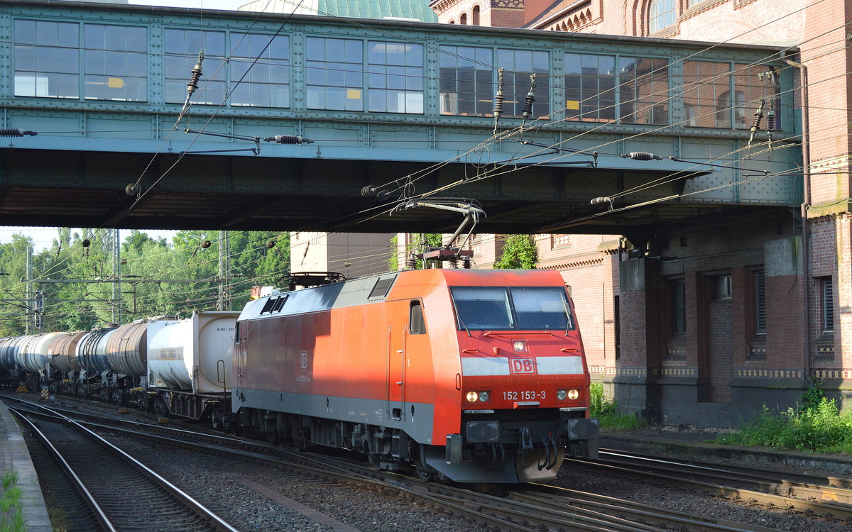 152 153-3 mit gemischtem Güterzug am 20.06.17 Bf. Hamburg-Harburg Richtung Hafen.