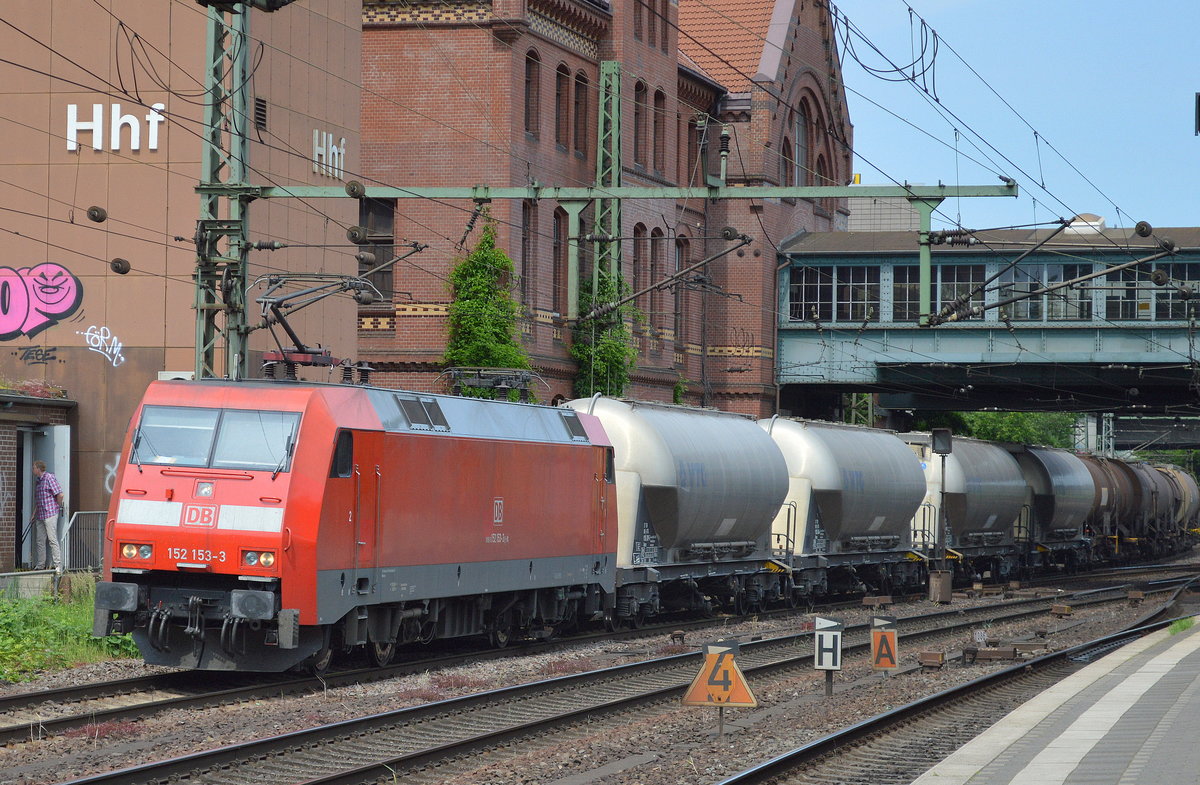 152 153-3 mit gemischtem Silo-und Kesselwagenzug am 20.06.17 Bf. Hamburg-Harburg.