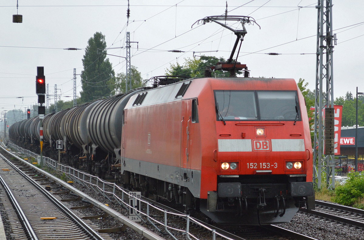 152 153-3 mit Kesselwagenzug Berlin-Karow.