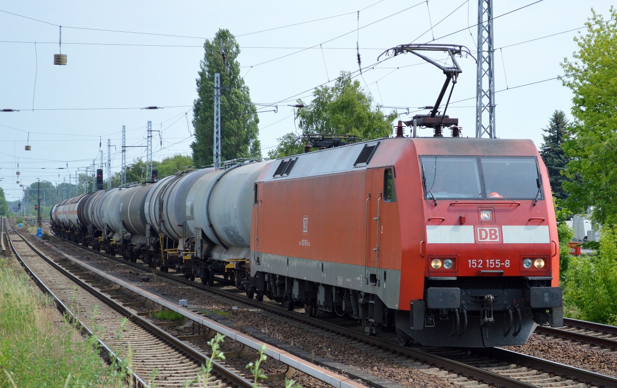 152 155-8 mit Kesselwagenzug am 06.06.15 Berlin-Karow.