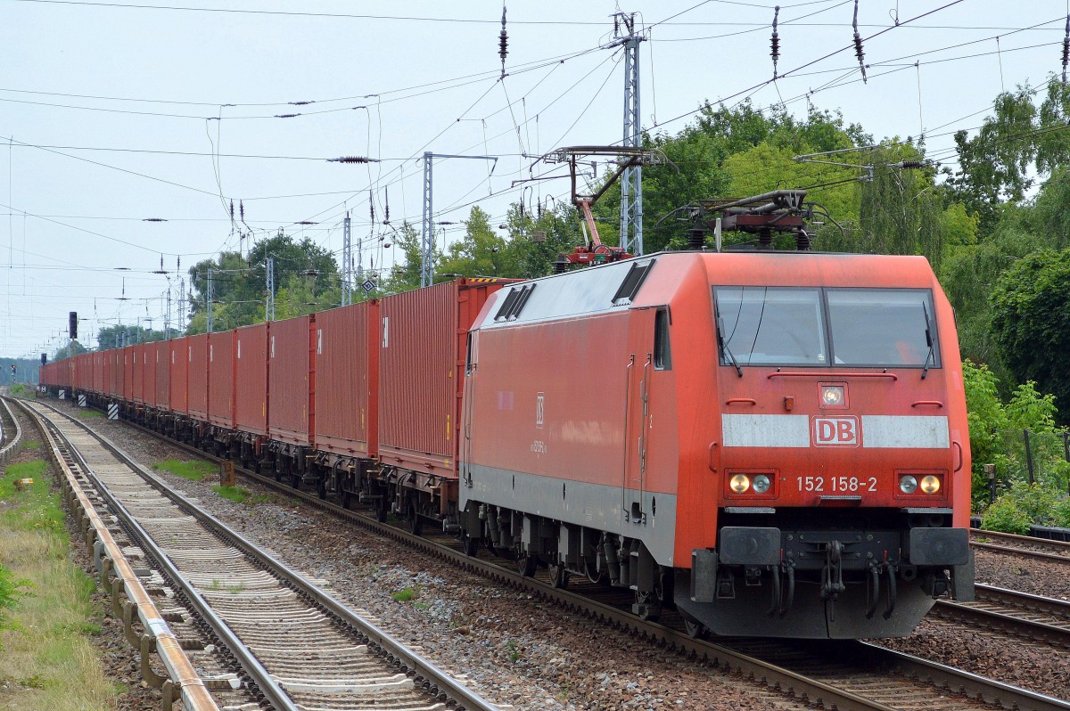 152 158-2 mit einem Containerzug, es gab ja schon mal die Bezeichnung  Blaue Wand  für einen regelmäßig verkehrenden Containerzug der aus rein blauen Containern der immer gleichen Firma bestand, hier nun also eine rote Variante (Rote Wand) mit CAI-Containern am 17.07.15 Berlin-Hirschgarten.