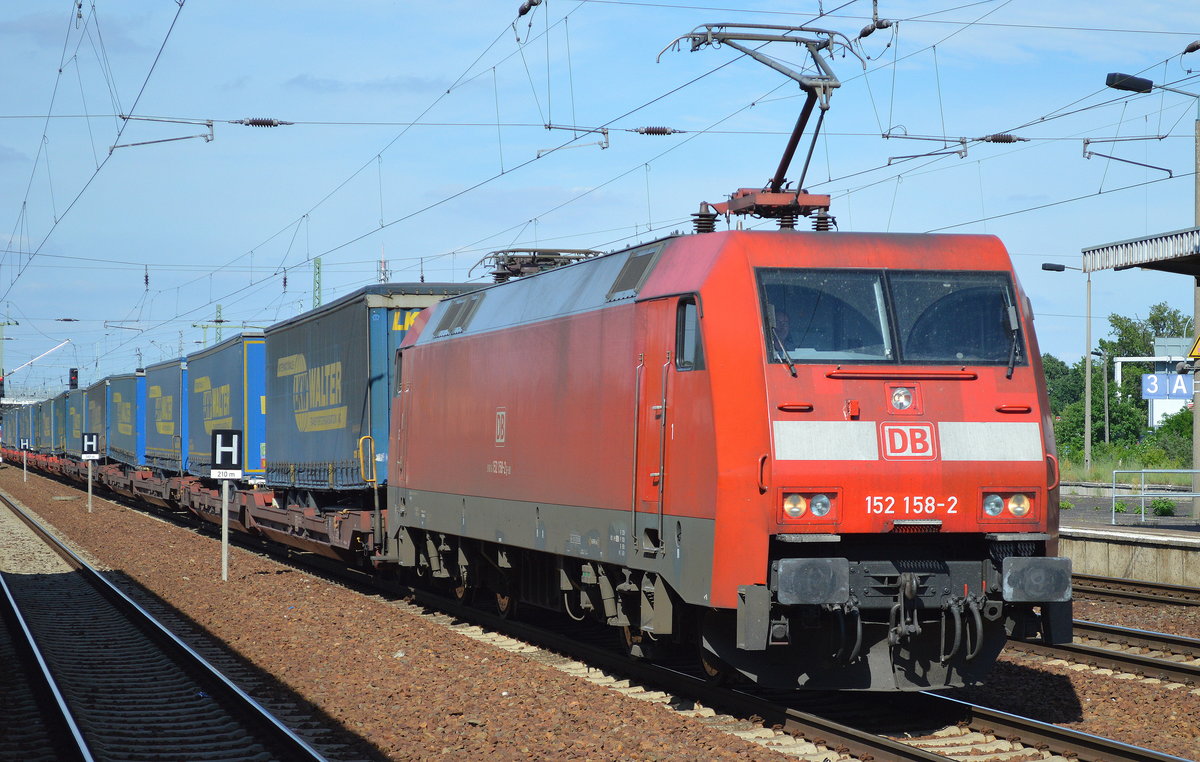 152 158-2 mit KLV-Zug (LKW-WALTER Trailer) am 27.06.17 Bf. Flughafen Berlin-Schönefeld.