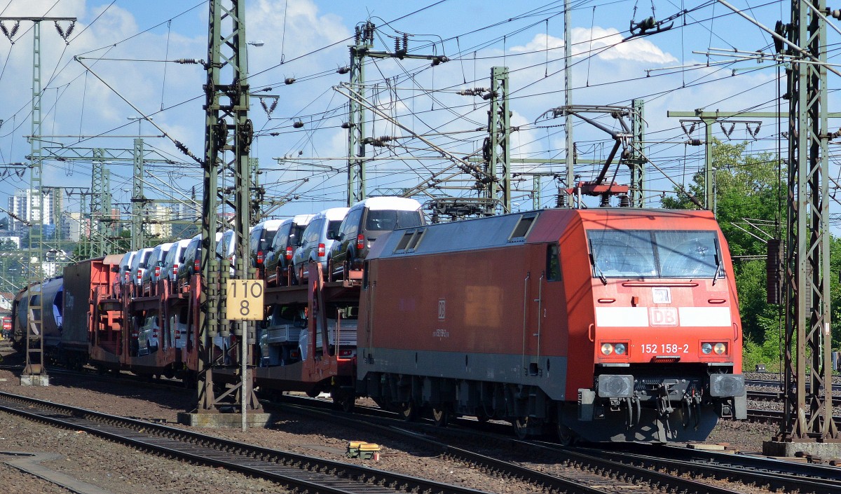 152 158-2 mit PKW-Transportzug am 31.05.14 Durchfahrt Bhf. Fulda.