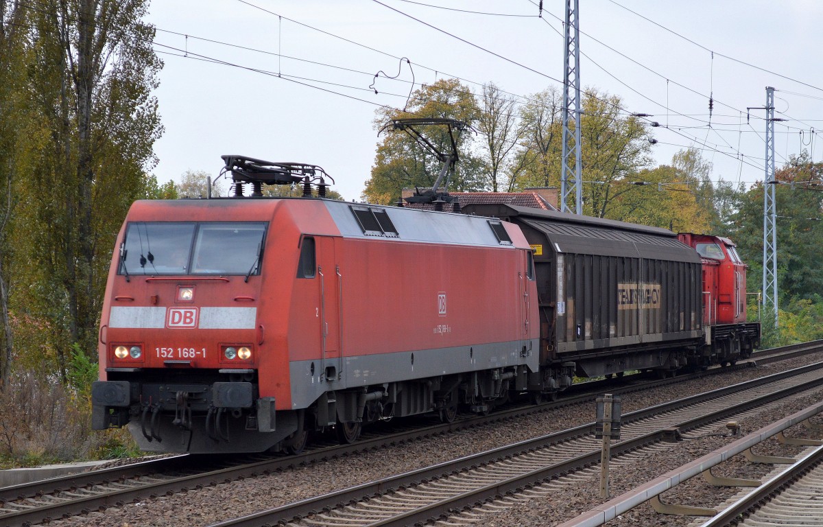 152 168-1 mit einem Schiebewandwagen und 298 331-0 hintendran Richtung Bernau am 14.10.14 Berlin-Karow.