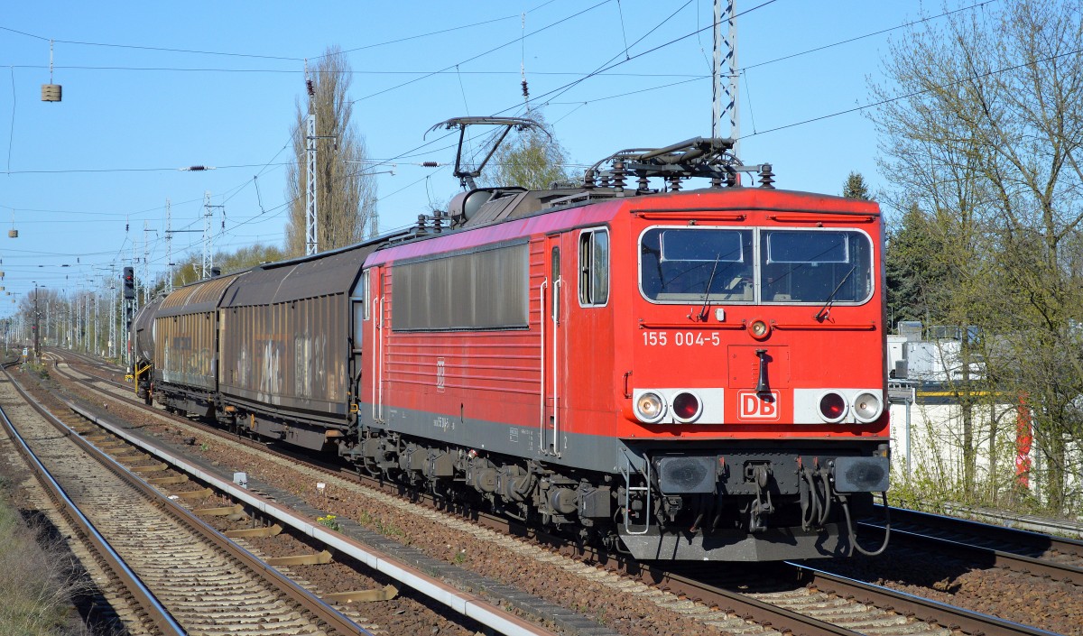 155 004-5 mit einigen Güterwagen am 21.04.15 Berlin-Karow.