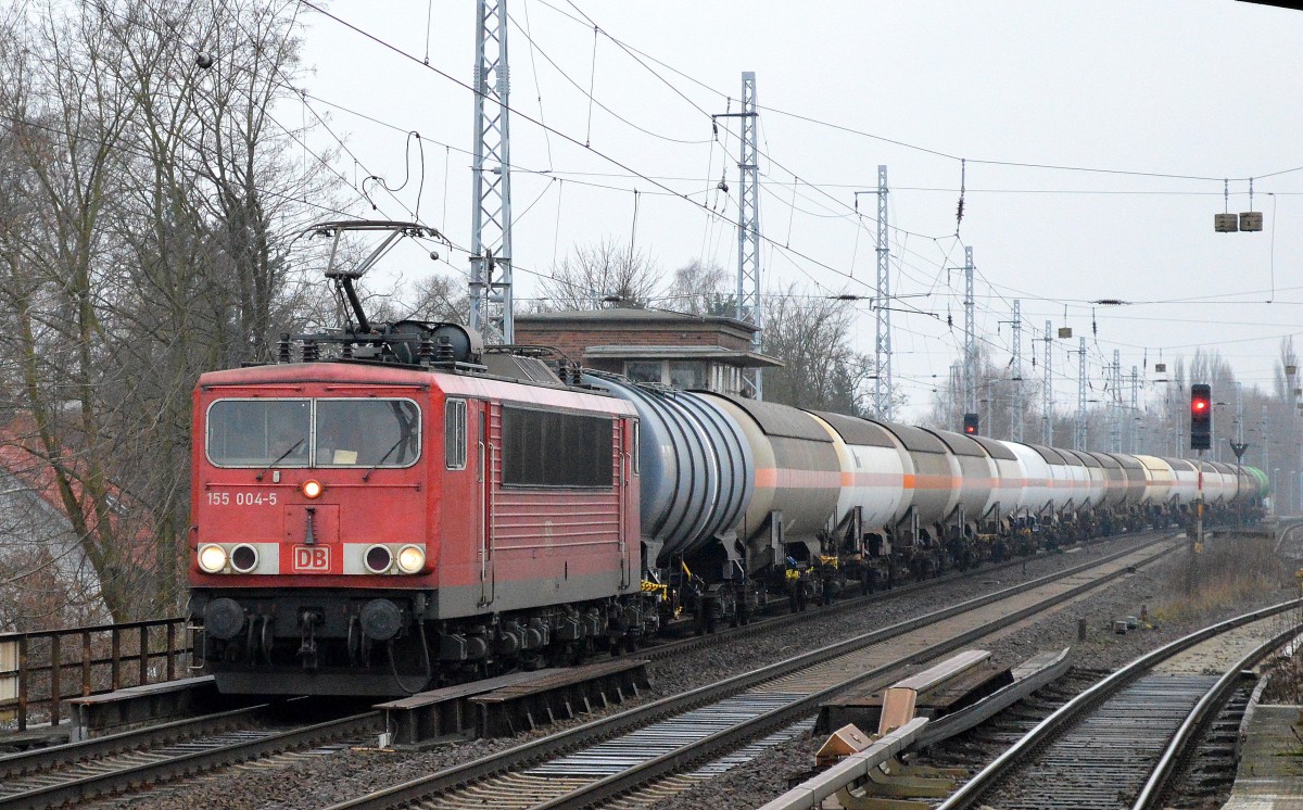 155 004-5 mit Kesselwagenzug am 22.01.15 Berlin-Karow.