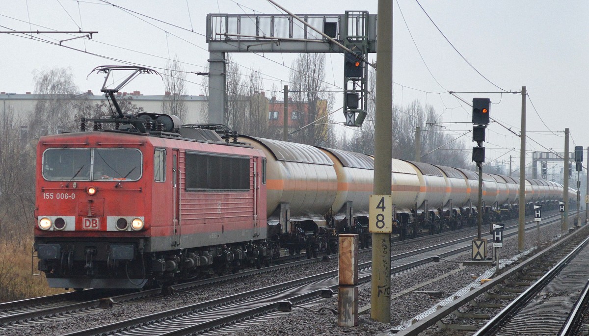 155 006-0 mit Ganzzug Gasdruckkesselwagen Richtung Schwedt am 07.01.15 Berlin-Pankow.