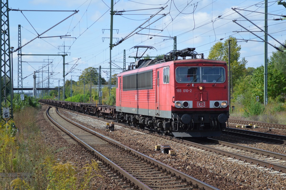 155 010-2 mit einem Ganzzug unbeladener Containertragwagen bei der Durchfahrt Bhf. Flughafen Berlin-Schönefeld, 10.09.14 