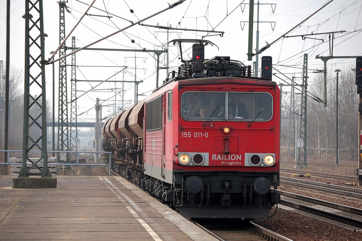 155 011-0 fährt zum Personalwechsel mit Ganzzug Schüütgutwagen im Bhf. Flughafen Berlin-Schönefeld ein, 04.03.14